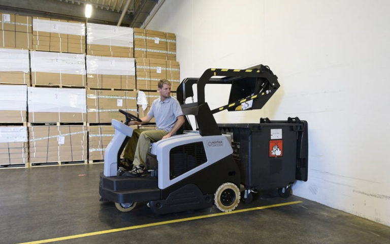 Aufsitzkehrmaschine – Alleskönner innen und außen