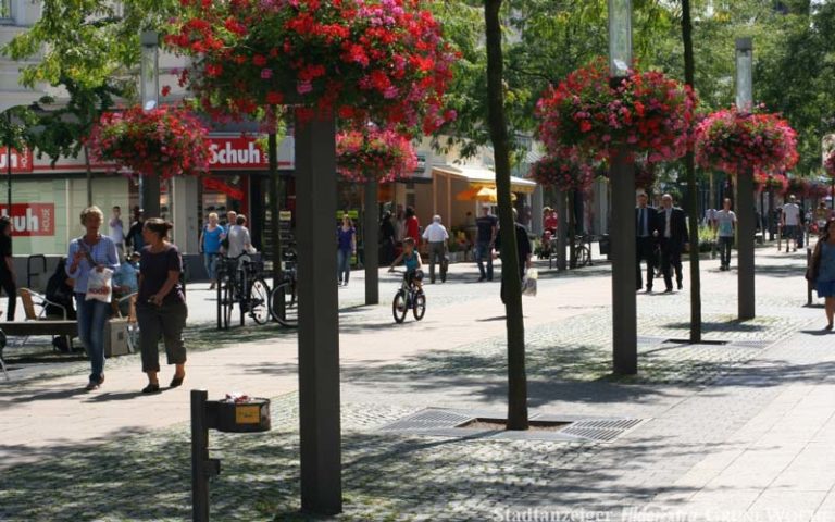 Rundum-Service für Blumenkübel: Deutsche Städte blühen auf