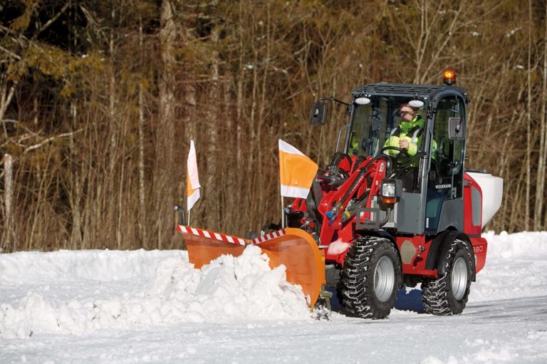 März: Der Hoftrac als Ganzjahres- Allrounder für den Bauhof