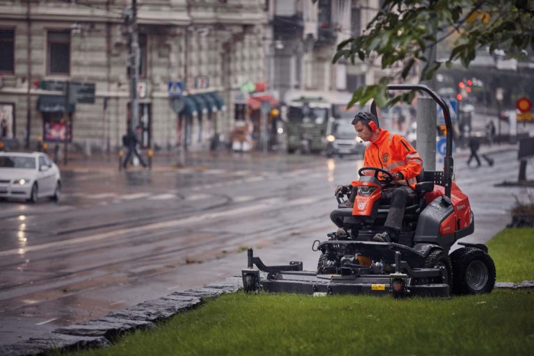 Grünflächenpflege: Der Rider reitet flexibel voran