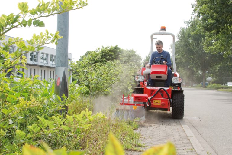 Akku-Geräteträger: Der Rino steht auf einer grünen Basis