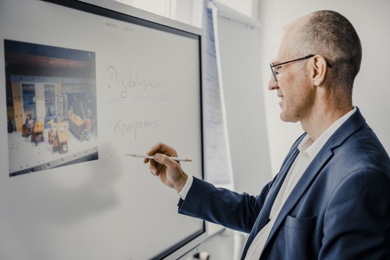 (Schul)Bildung digital managen – #fernvoran mit berufsbegleitenden Studienangeboten am DISC