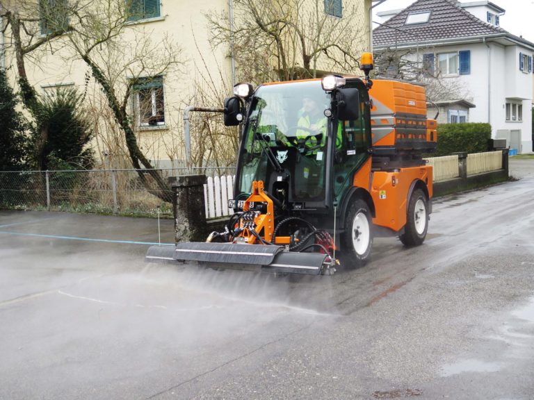 Multifunktionsgeräte: Mit Anbaugeräten Schutz aufbauen