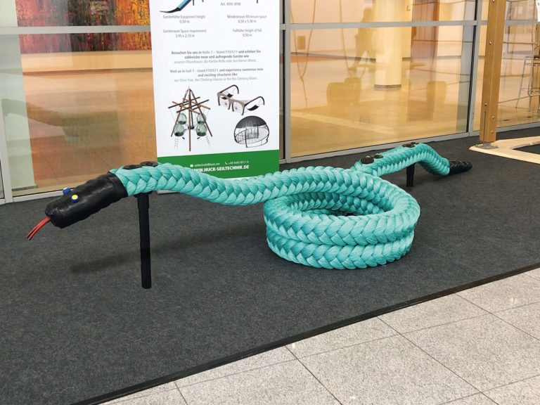 Schlange bittet zum Balancieren