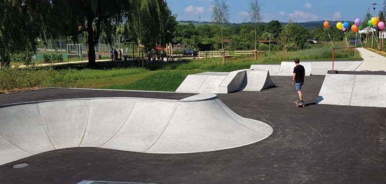 Skateelemente: Offene Skatebowl aus Betonfertigteilen