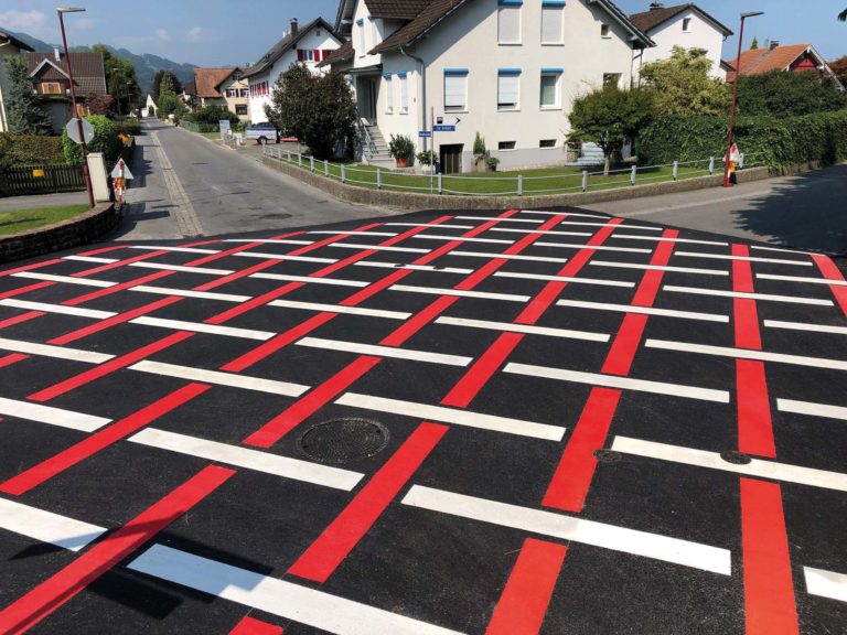 Straßenmarkierung: Rot und Weiß bringt Sicherheit