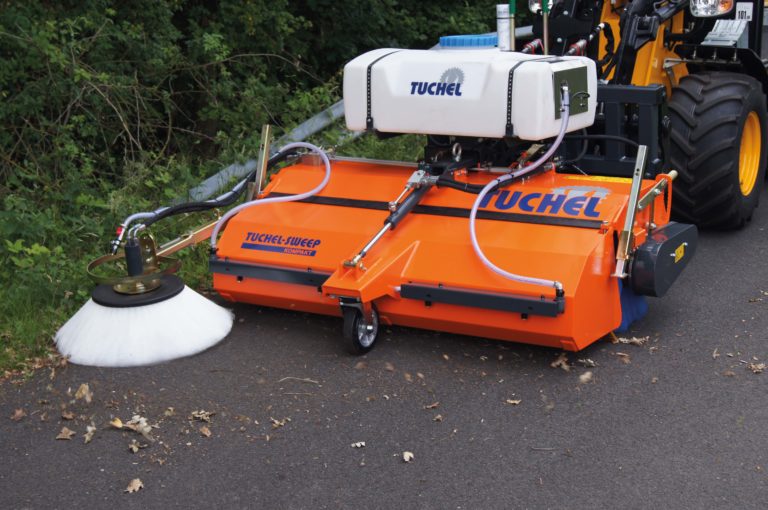 März: Kehrmaschinen: „Kompakt“ saubere Wege und Plätze schaffen