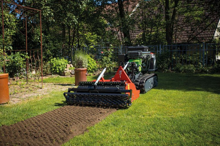 Fräsen und Eggen: Damit der Boden locker bleibt…