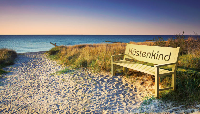 Stahlbänke mit ausgelaserten Wunschmotiven