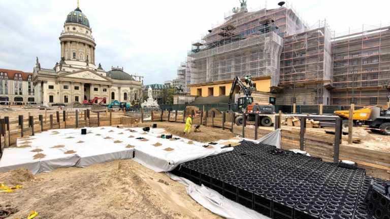 Regenwasser: Gendarmenmarkt auf der Hut