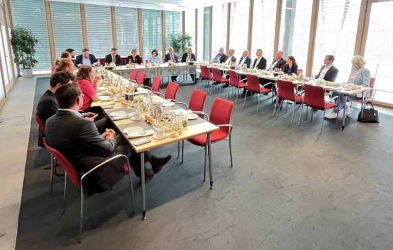 NRW-Wirtschaftsministerin Mona Neubaur im Dialog mit der Deutschen Aluminium-Allianz
