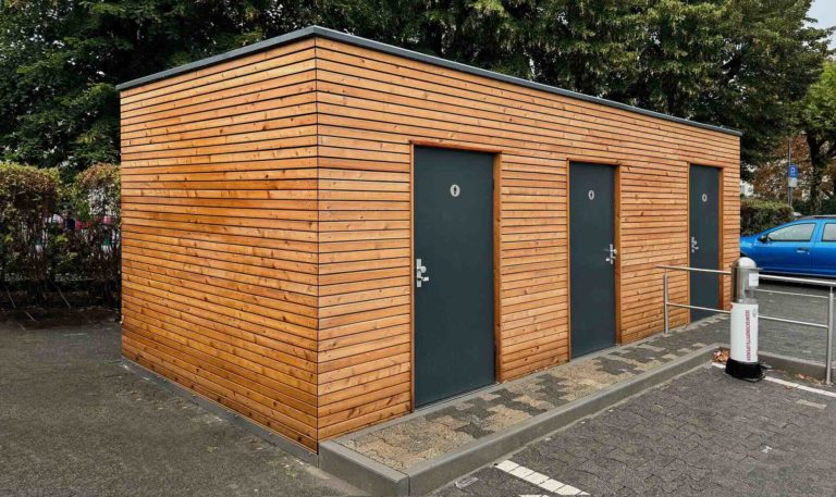 Sanitärcontainer mit Holzfassade – wirtschaftlich, hochwertig und flexibel
